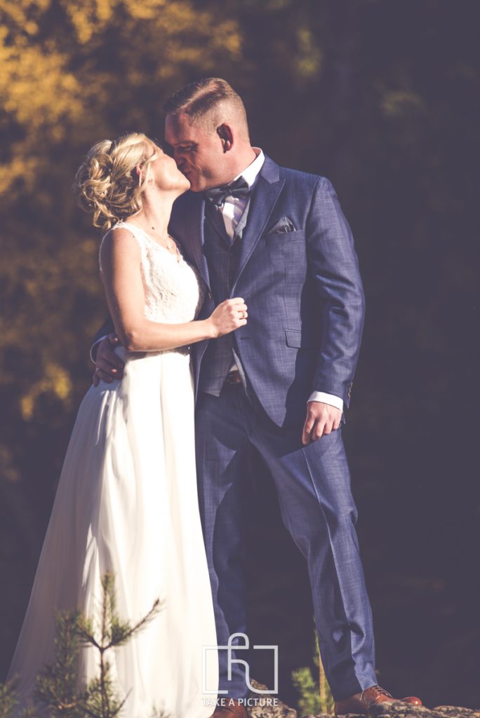 Ein Brautpaar beim Porträtshooting welches sich küsst.