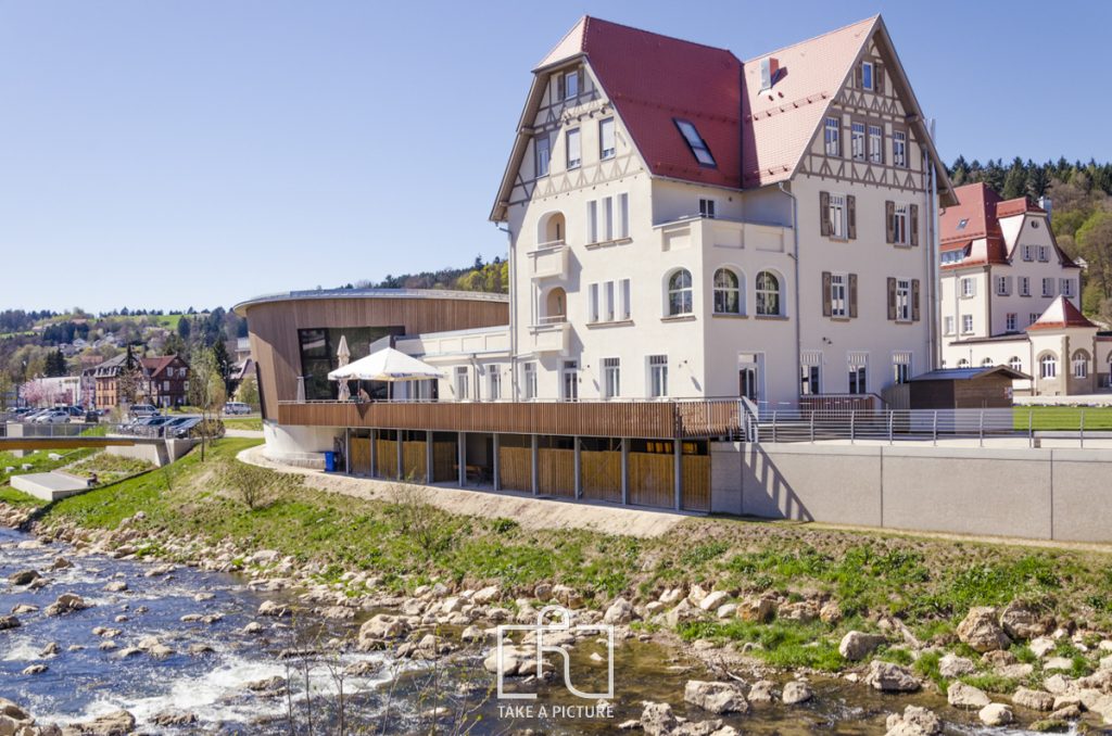Bild der Villa Hirzel Schwäbisch Gmünd. Von außen Fotografiert bei schönem Frühlingswetter von TAKE A PICTURE.